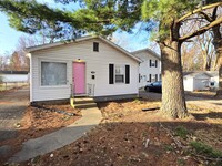 Building Photo - 1530 W Iles Ave