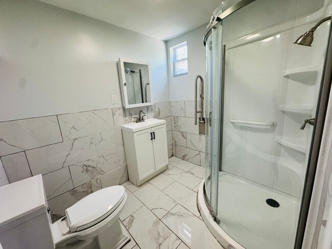 Building Photo - Remodeled 4bd/2 House with Rear yard!! SEC...
