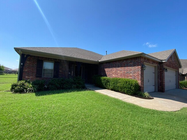 Building Photo - 3 bedroom, 2 bath in Coweta Schools!