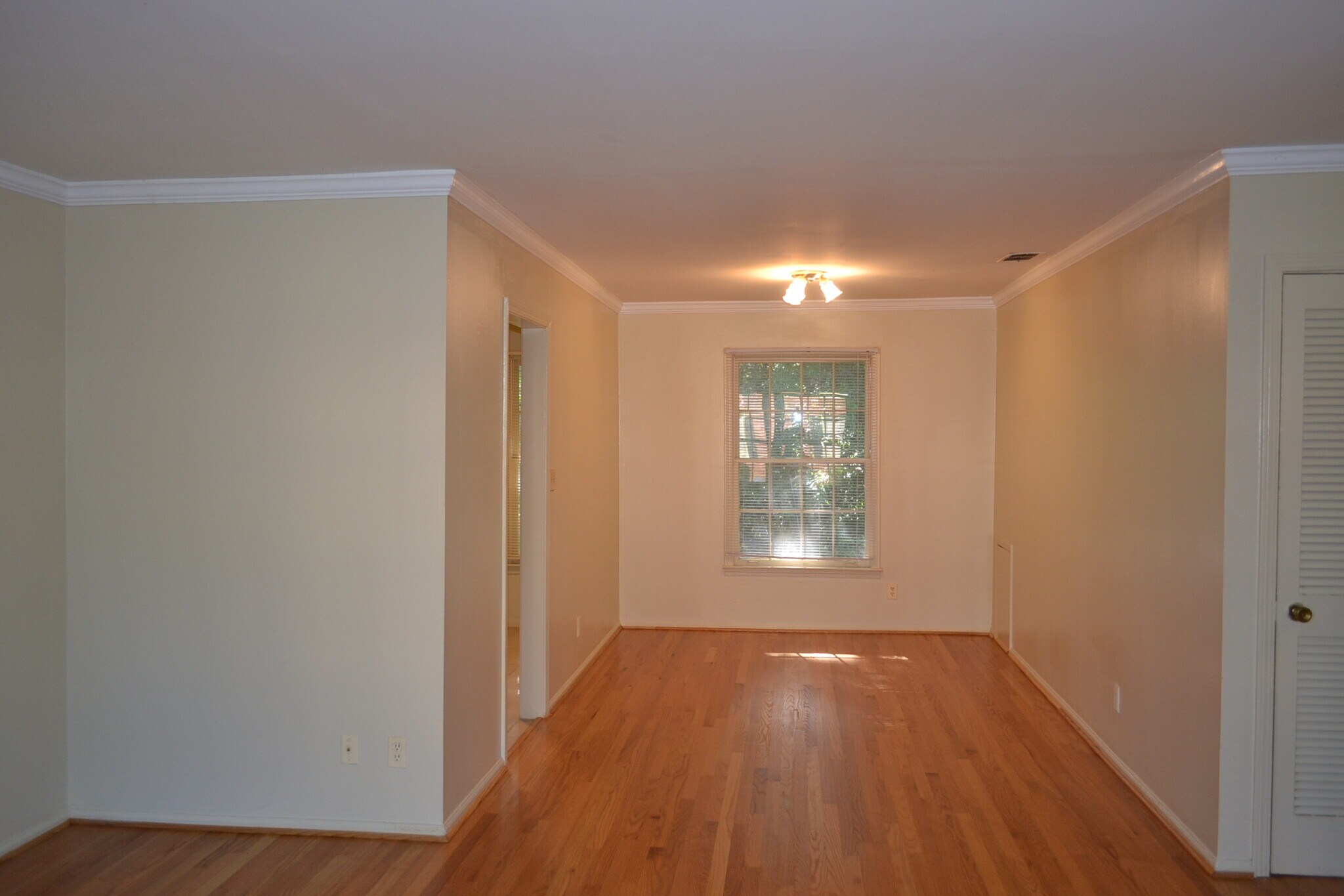 Dining - 139 E Hill St