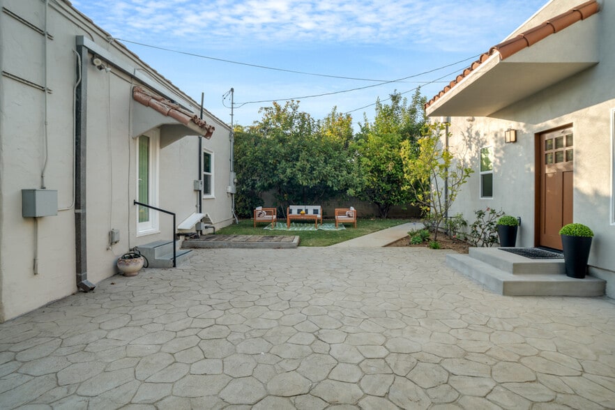 Back of house+yard - 2148 Prosser Ave