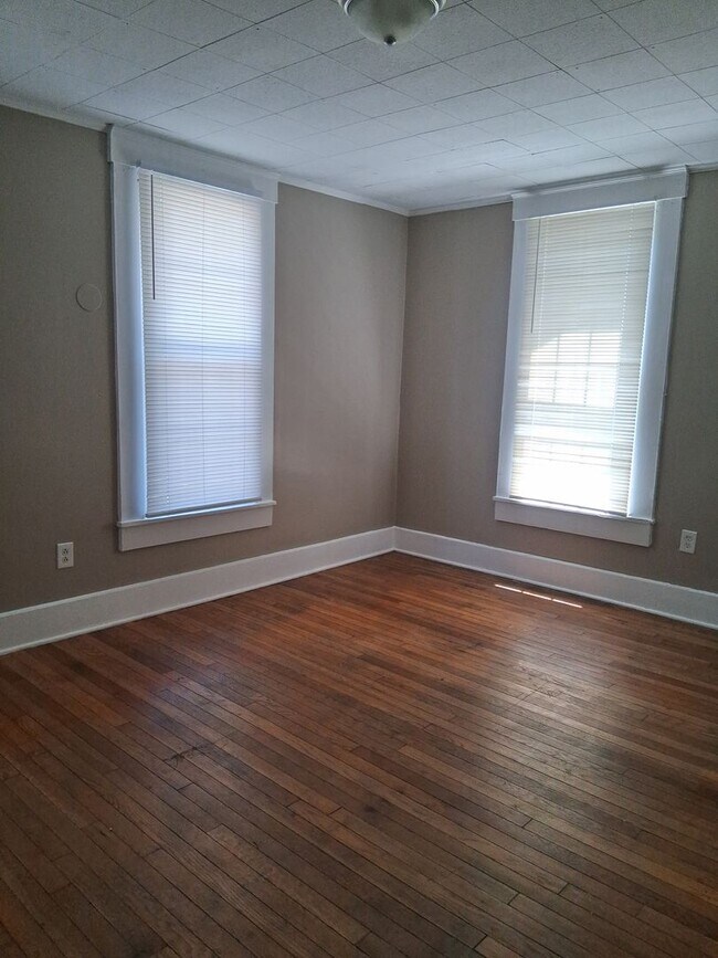 Building Photo - Charming Newly Renovated Spacious Double