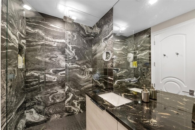 Building Photo - 2307 N Riverside Dr