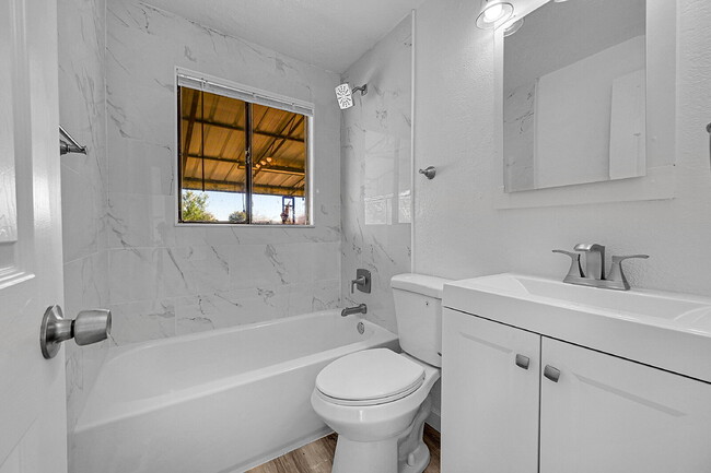 Building Photo - $2,295 - 3 Bed, 1 Bath Newly Updated Home In Denver with Fenced in Yard!