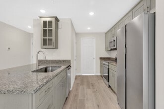 Building Photo - 2300 Fox Hollow Dr