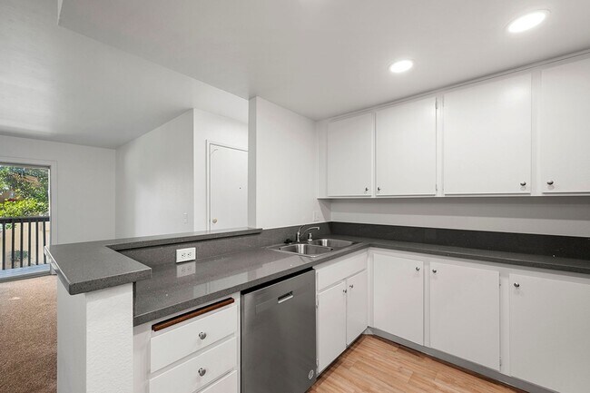 Building Photo - Mission Valley 1 BR/1 BA Condominium at Ra...