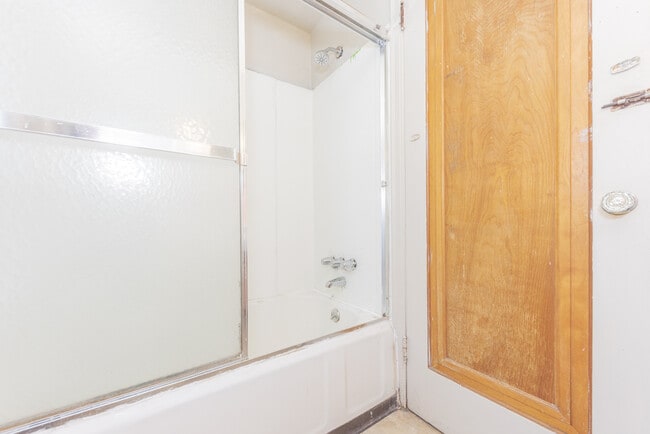 Building Photo - 909 E Ann St