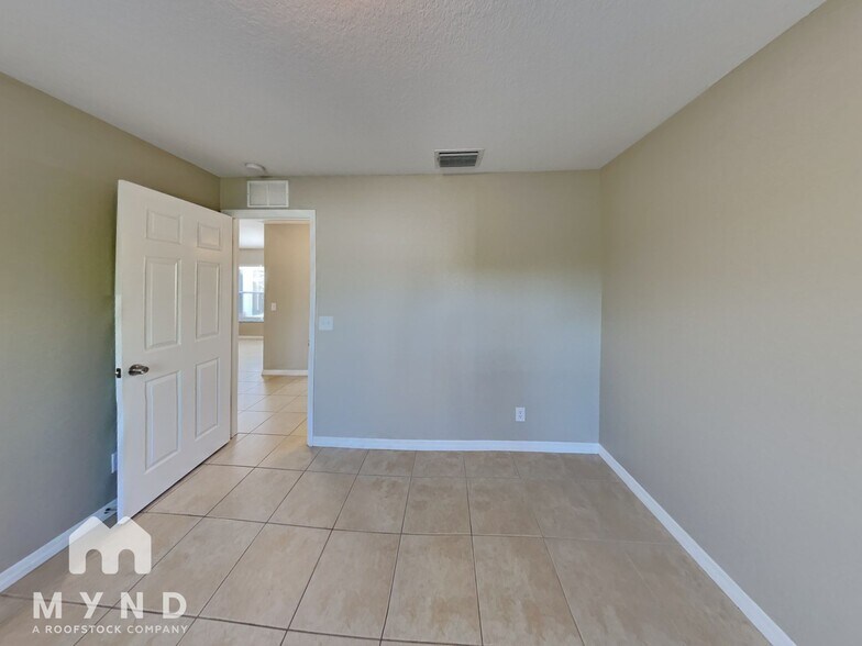 Building Photo - 12144 Dubarry Ave