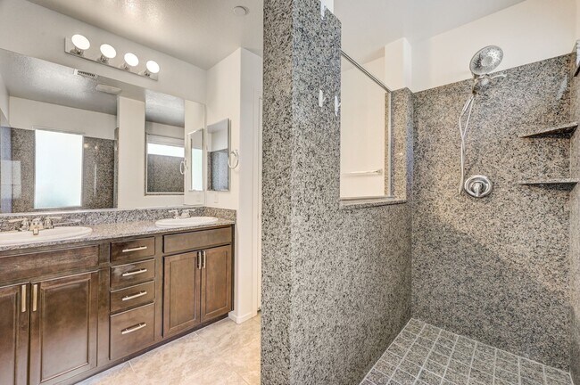 Building Photo - Exquisite Townhome - Life of luxury