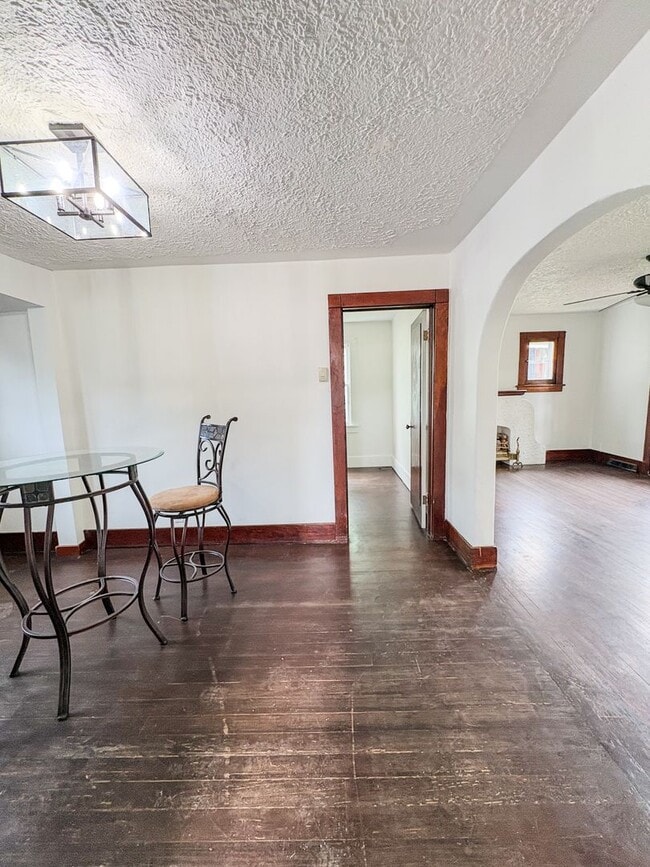 Building Photo - 3 bed 2 bath Home with Fenced Yard