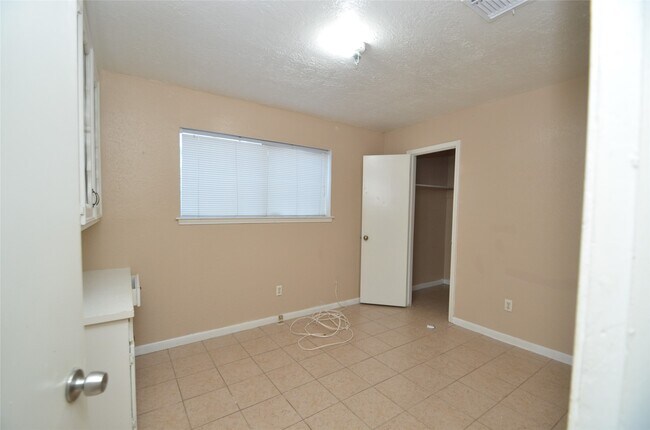 Building Photo - 439 Breeze Park Dr