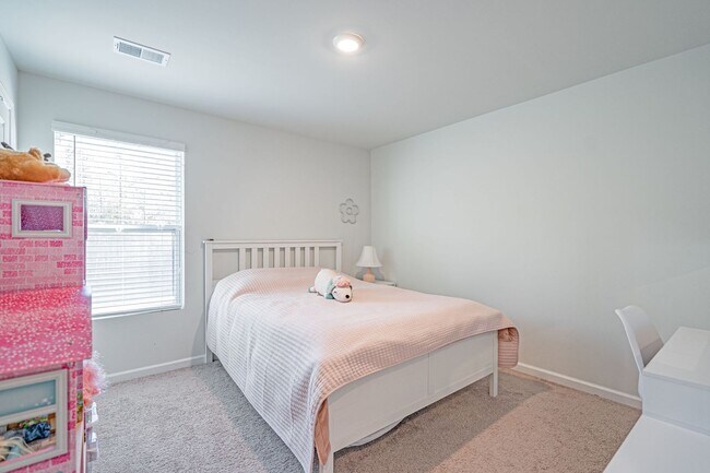Building Photo - Spacious 4 bed, 2.5 bath Home with Neighbo...