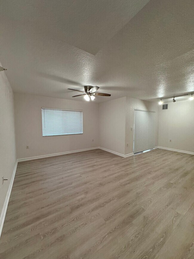 Building Photo - 261 SW Palm Dr