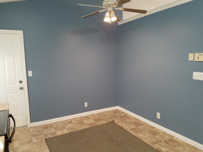 Building Photo - 3916 Hillcross Dr