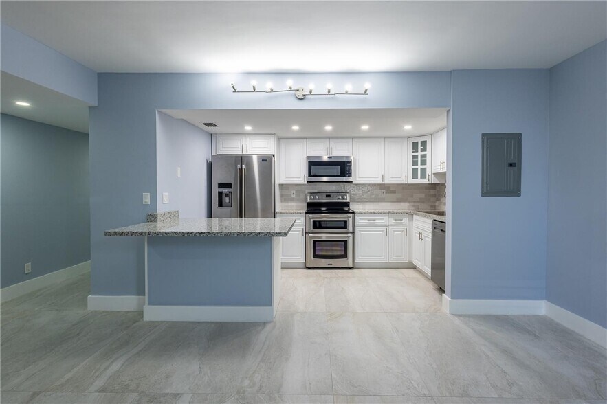 Primary Photo - 20350 W Country Club Dr