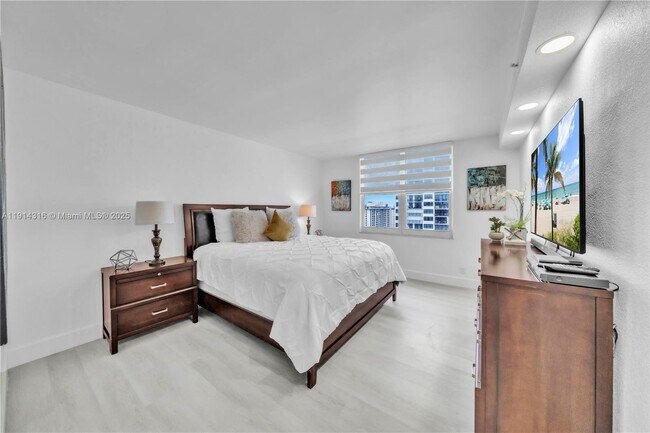 Building Photo - 2501 S Ocean Dr