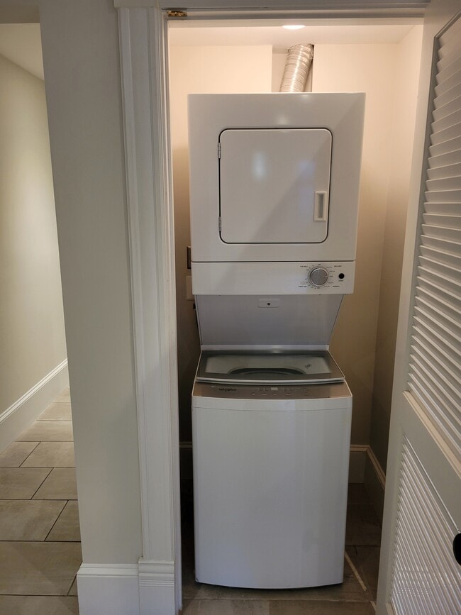 Building Photo - 210 8th St SE