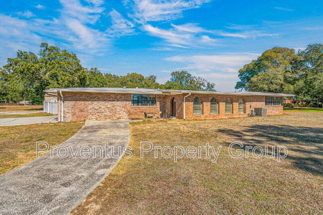 Building Photo - 8 Manor Dr