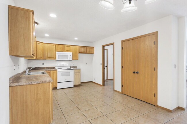 Building Photo - 113 Bailey Cir