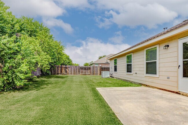 Building Photo - 7027 Parkford Meadow Dr