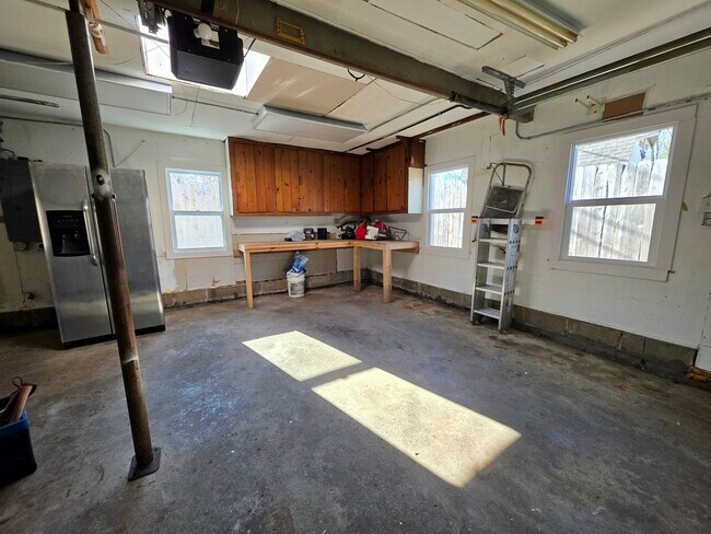 Building Photo - 36752 N Wildwood Dr