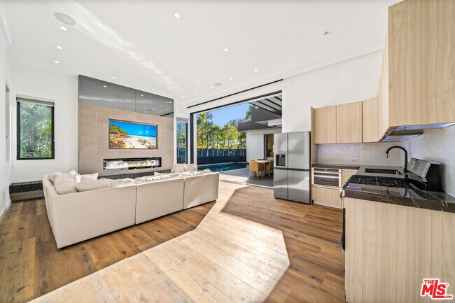 Building Photo - 4458 Mammoth Ave