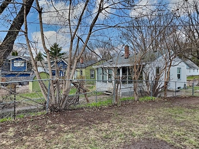 Building Photo - 2068 Reaney Ave E