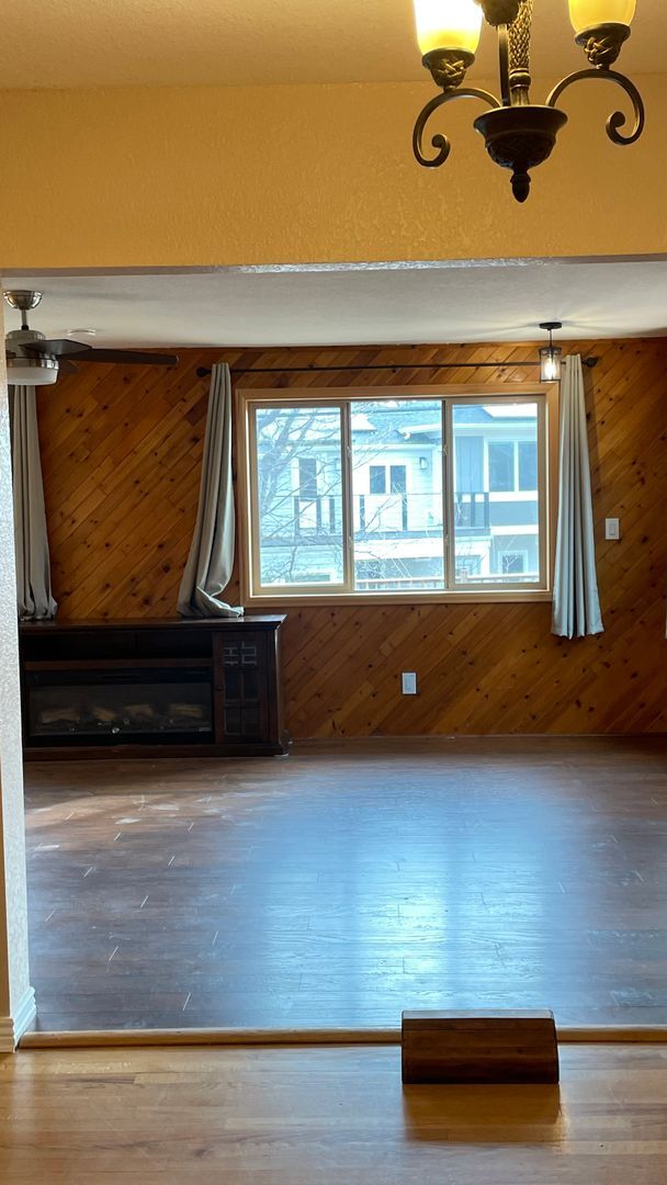 Building Photo - Spacious 4-Bedroom with Mountain Views & U...