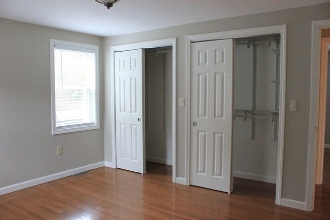 Building Photo - 33 Brookbend Way W