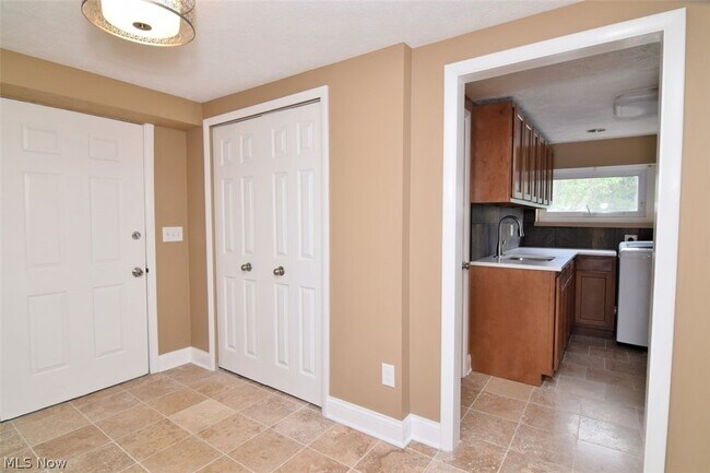 Building Photo - 381 Hickory Hill Rd