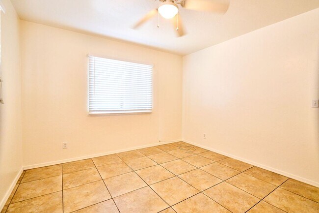 Building Photo - Eastside (Broadway and Wilmot) 3 bedroom, ...