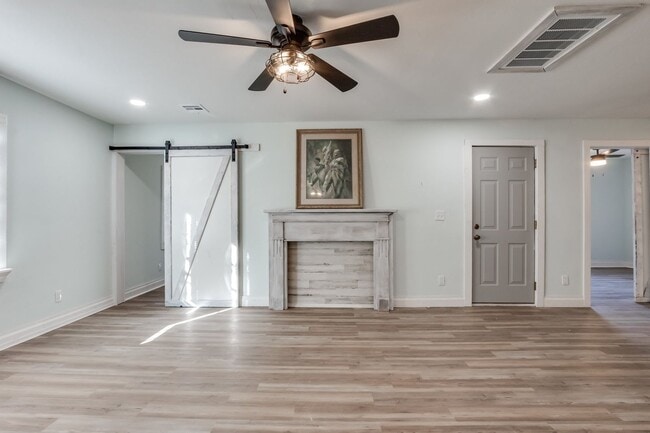 Building Photo - Remodeled three bed house on a quiet cul-de-sac