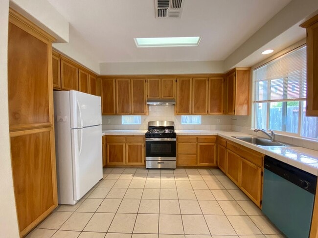 Building Photo - 3 Bedroom Home in SW Santa Rosa