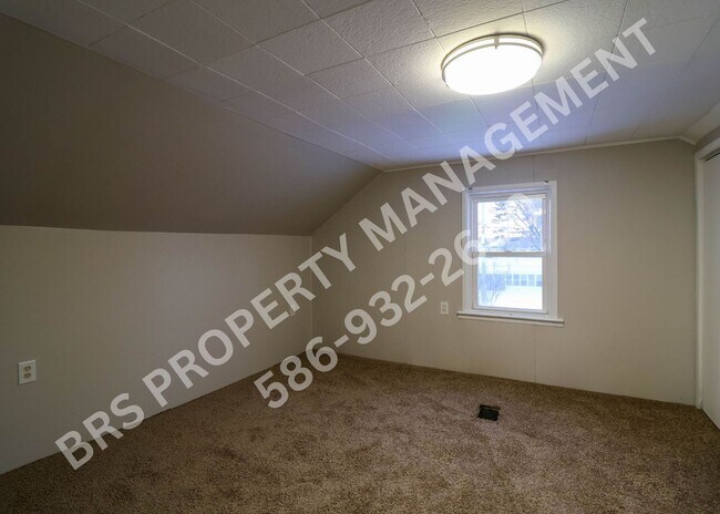 Building Photo - 3 Bedroom 1 Bathroom corner lot in Rochester Hills