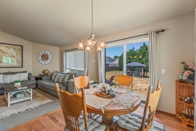 Building Photo - Beautiful 3-bed/2-bath Orting Home in Rive...