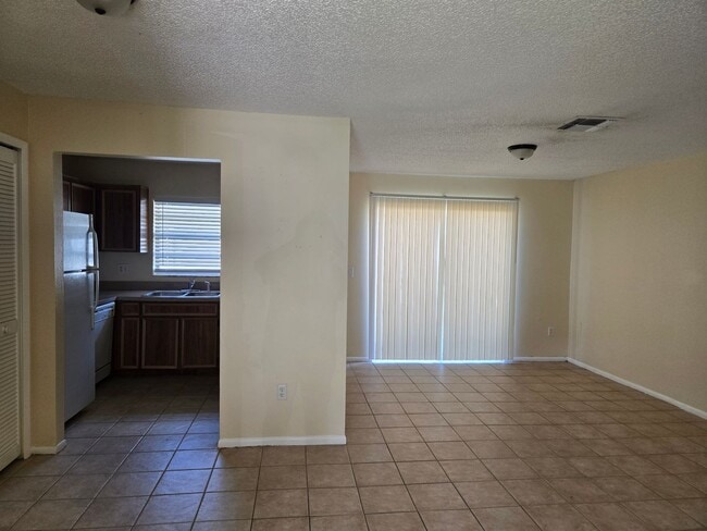 Building Photo - 3 bed 2 bath tri plex near UCF