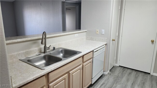 Building Photo - 555 E Silverado Ranch Blvd