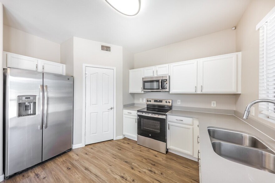 Building Photo - 1306 S 119th Dr