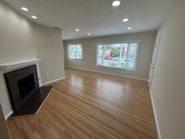 Building Photo - Bright & Sunny 3 Bed, 2 Bath Home – Just 4 Blocks from the Beach & Bay!