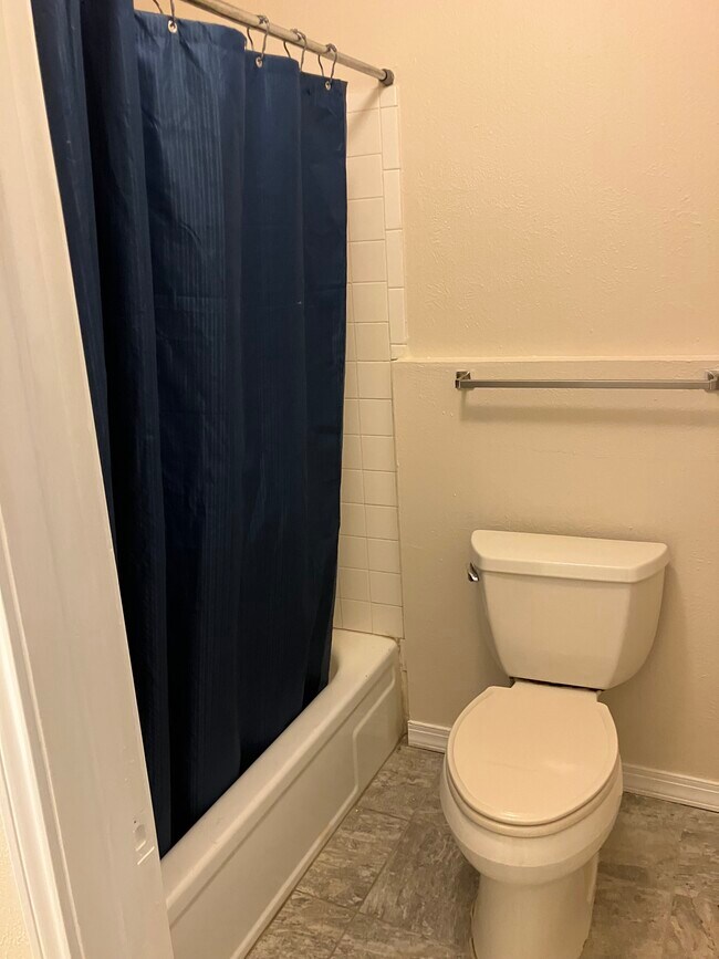 Building Photo - 626 Trailwood Ct