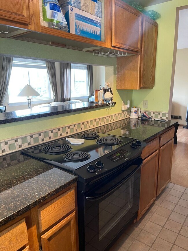 Building Photo - Bright & Spacious Top-Floor Condo in Greenwood!