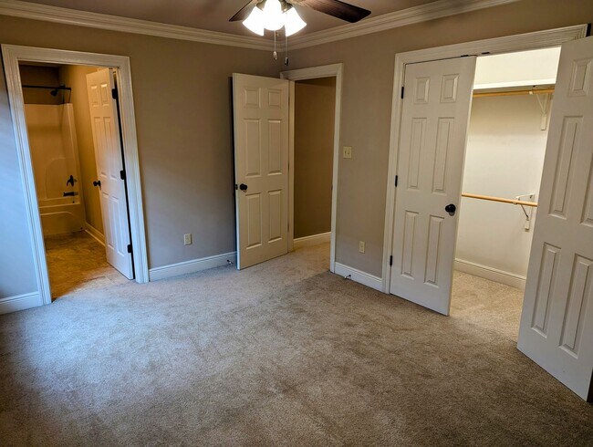 Building Photo - Luxury Awaits in Miramar!