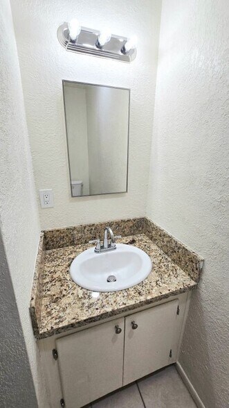 Building Photo - 1210 W Stoneridge Ct