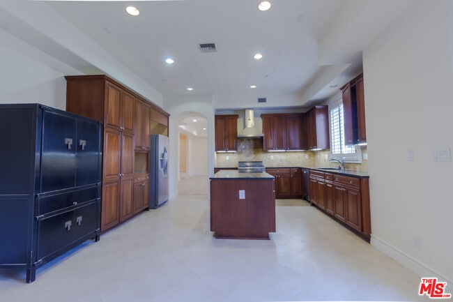 Building Photo - 132 Crescent Dr