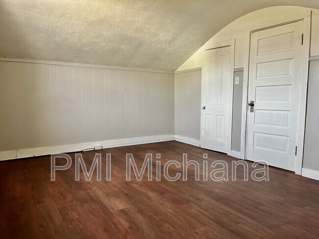 Building Photo - 212 W 9th St