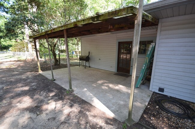 Building Photo - 3 Bed 2 Bath with Large Backyard Close to ...