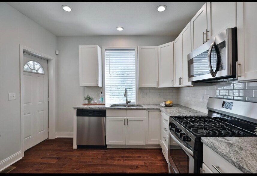 Building Photo - 742 Oakwood Ave