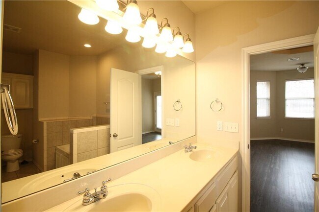 Building Photo - 756 Tuscany Way