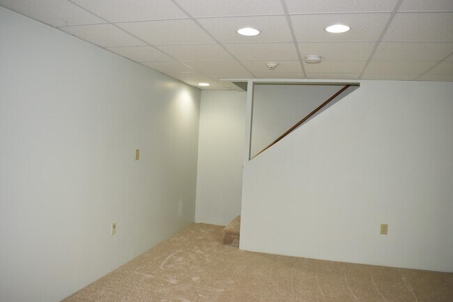 Building Photo - 51 Westview Rd