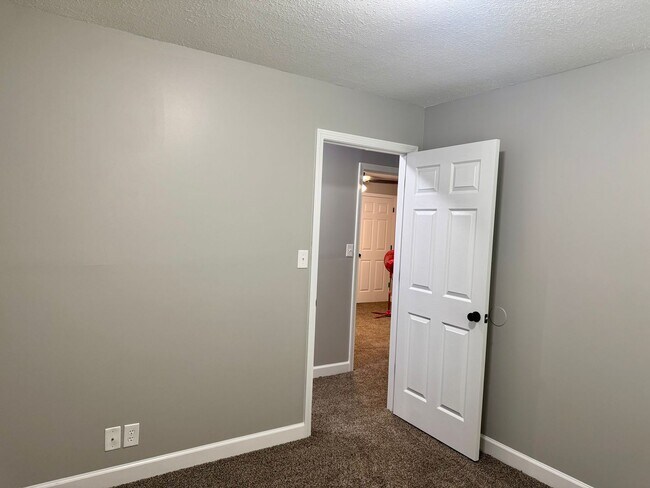 Building Photo - Beautiful Country Setting! Brick 3 Bed/2 B...
